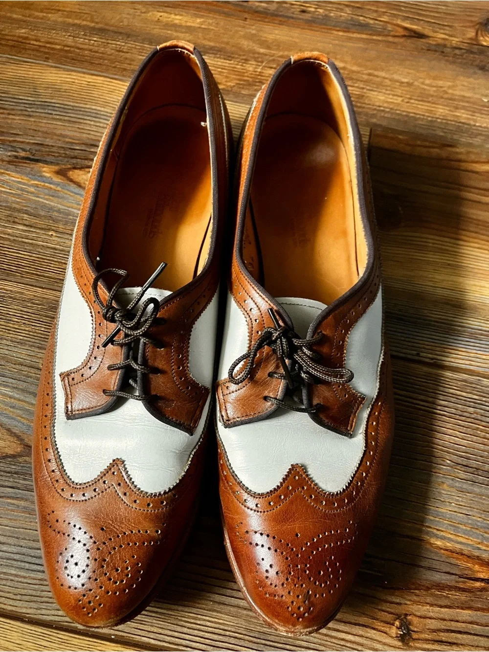 Two-Tone Brown and White Women’s Allen Edmunds Wingtip Oxfords sz 7.5 AA